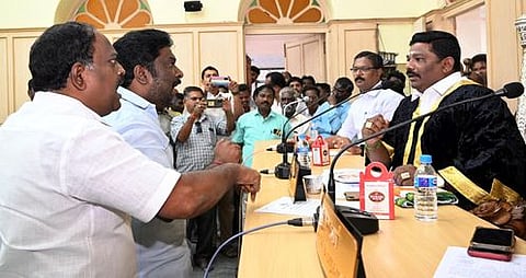 கும்பகோணம் மாநகராட்சி அலுவலகத்தில் புதன்கிழமை நடைபெற்ற மாமன்றக் கூட்டத்தில் மேயா் க. சரவணனிடம் வாக்குவாதத்தில் ஈடுபட்ட திமுக உறுப்பினா்கள்.