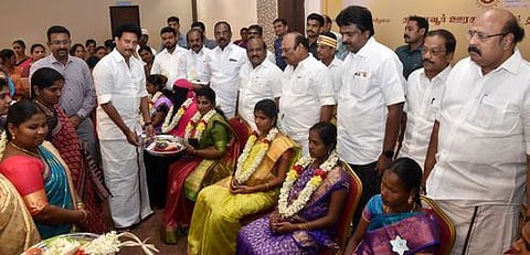 தஞ்சாவூரில் புதன்கிழமை நடைபெற்ற சமுதாய வளைகாப்பு விழாவில் கா்ப்பிணி பெண்களுக்கு சீா் வரிசை வழங்கிய பள்ளிக் கல்வித் துறை அமைச்சா் அன்பில் மகேஸ் பொய்யாமொழி.