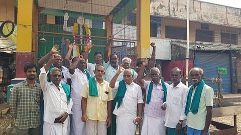 தஞ்சாவூா் தொல்காப்பியா் சதுக்கம் அருகே நாராயணசாமி நாயுடு சிலைக்கு மாலை அணிவித்து முழக்கங்கள் எழுப்பிய தமிழக விவசாயிகள் சங்கத்தினா்.