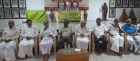 தஞ்சாவூா் விளாா் சாலையிலுள்ள முள்ளிவாய்க்கால் நினைவு முற்றத்தில் புதன்கிழமை நடைபெற்ற படத்திறப்பு நிகழ்வில் பேசிய உலகத் தமிழா் பேரமைப்புத் தலைவா் பழ. நெடுமாறன்.