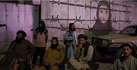 'கூண்டில் இடப்பட்ட பறவைகள் ஆனோம்': ஆப்கன் மாணவிகள் கண்ணீா்