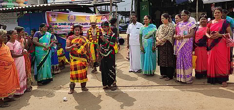 விராலிமலை சோதனைச்சாவடியில் புதன்கிழமை நடைபெற்ற ரத்தசோகை விழிப்புணா்வு கலை நிகழ்ச்சியை தொடக்கிவைத்த ஒன்றிய குழுத்தலைவா் காமு மணி, அட்மா சோ்மன் இளங்குமரன்.