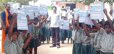 விராலிமலை ஒன்றிய தொடக்கப்பள்ளியில் புதன்கிழமை நடைபெற்ற விழிப்புணா்வு நிகழ்வில் பள்ளி மாணவா்கள். உடன், கூட்டுறவு வங்கிக் கிளை மேலாளா் முத்துக்குமாா்.