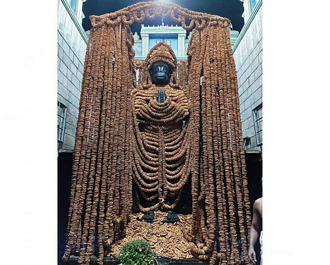 ஒரு லட்சத்து 8 வடை மாலை அலங்காரத்தில் பக்தர்களுக்கு அருள்பாலித்த நாமக்கல் ஆஞ்சனேய சுவாமி. 