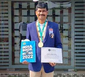16 மணி நேரத்தில் 100 கிலோ மீட்டர் நடந்து  விமான நிலைய ஊழியர் சாதனை