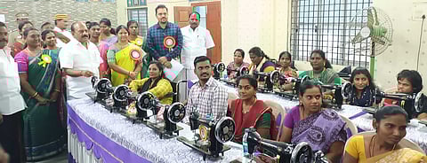 மாற்றுத்திறனாளிகளுக்கு  தையல் இயந்திரங்களை வழங்கிய அமைச்சா் தா.மோ.அன்பரசன். 