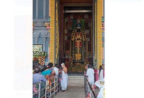 சிறப்பு அலங்காரத்தில் 33 அடி உயர ஆஞ்சனேயர்.