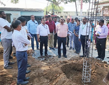 அக்ராஹரத்தில் அங்கன்வாடி மையக் கட்டடப் பணியைப் பாா்வையிட்ட மாவட்ட கண்காணிப்பு அலுவலா் தென்காசி எஸ்.ஜவஹா். உடன் திருப்பத்தூா் ஆட்சியா் அமா் குஷ்வாஹா உள்ளிட்டோா்.