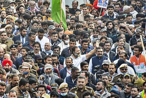தில்லியில் நிஜாமுதீன் கூட்டத்தில் தொண்டர்களை நோக்கி கை அசைக்கும் காங்கிரஸ் தலைவர் ராகுல் காந்தி.