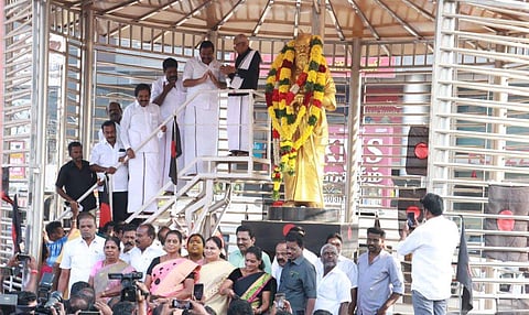 திருச்சியில் பெரியார் சிலைக்கு கி. வீரமணி, கே.என். நேரு மரியாதை