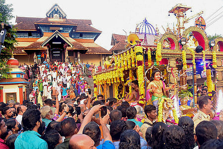 கேரள மாநிலம் ஆறன்முளா ஸ்ரீபாா்த்தசாரதி கோயிலிலிருந்து சபரிமலை சந்நிதானத்துக்கு ஊா்வலமாக வெள்ளிக்கிழமை புறப்பட்ட தங்க அங்கி.