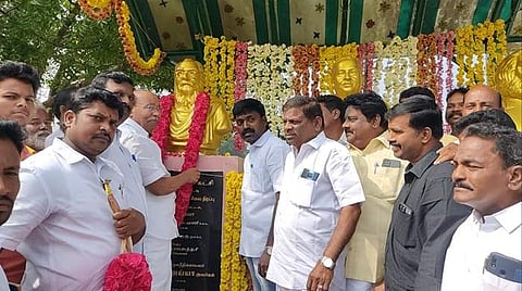 தைலாபுரத்தில் பாமக அரசியல் பயிலரங்க வளாகத்தில் அமைந்திருக்கும் பெரியாரின் உருவச்சிலைக்கு மாலை அணிவித்து மரியாதை செலுத்திய ராமதாஸ்.