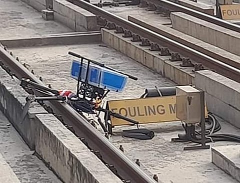 தில்லியில் மெட்ரோ ரயில் தண்டவாளத்தில் விழுந்த ட்ரோன்: ரயில் சேவை துண்டிப்பு!