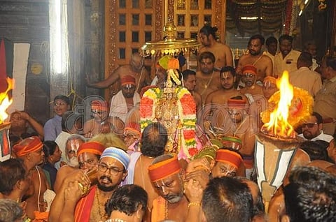 ஸ்ரீரங்கம் அரங்கநாத சுவாமி கோயில் வைகுந்த ஏகாதசி விழாவில் மூன்றாம் நாளான ஞாயிற்றுக்கிழமை மூலஸ்தானத்தில் இருந்து எழுந்தருளிய ஸ்ரீ நம்பெருமாள்.
