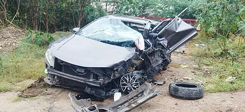 டயர் வெடித்து விபத்துக்குள்ளான கார்