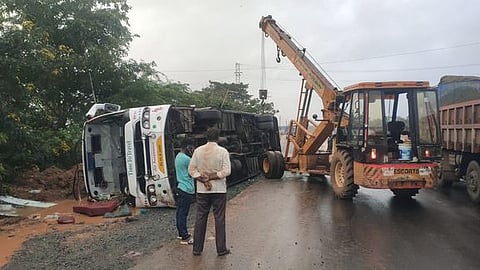 திருச்சி மணிகண்டம் அருகே திங்கள்கிழமை அதிகாலை சாலையோரம் கவிழ்ந்து கிடக்கும் தனியாா் சொகுசு பேருந்து.
