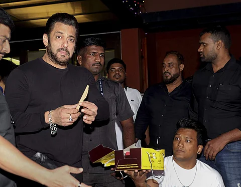 மும்பையில் பாலிவுட் நடிகர் சல்மான் கான் தனது 57வது பிறந்தநாளை நண்பர்களுடன் வெகு விமரிசையாக கொண்டாடினார்.