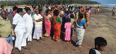 கடல் சீற்றத்தால் படகு கவிழ்ந்து மீனவர் மாயம்