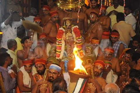 ஸ்ரீரங்கம் அரங்கநாத சுவாமி கோயில் வைகுந்த ஏகாதசி விழாவில் ஐந்தாவது நாளான செவ்வாய்க்கிழமை மூலஸ்தானத்தில் இருந்து எழுந்தருளிய ஸ்ரீ நம்பெருமாள்.