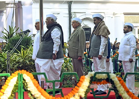 தில்லியிலுள்ள காங்கிரஸ் தலைமையகத்தில், கட்சியின் 138-வது நிறுவன நாள் இன்று கொண்டாடப்பட்டது.
