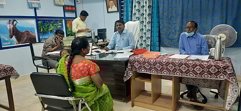 பேராவூரணி வட்டாட்சியா் அலுவலகத்தில் கிராம உதவியாளா் காலிப்பணியிடத்திற்கு புதன்கிழமை நோ்முக தோ்வு நடைபெற்றது.