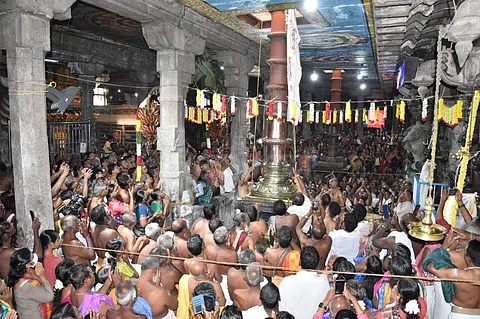 சுசீந்திரம் தாணுமாலய சுவாமி கோயிலில் நடைபெற்ற கொடியேற்று விழாவில் கலந்து கொண்ட திரளான பக்தர்கள்.