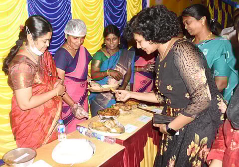 புதுக்கோட்டையில் புதன்கிழமை நடைபெற்ற உணவுத் திருவிழாவைத் தொடங்கி வைத்து உணவு வகைகளைக் கேட்டறிந்த ஆட்சியா் கவிதா ராமு.