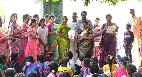 கோலப்போட்டியில் பங்கேற்ற பெண்கள்.