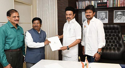 ஒடிசாவில் நடைபெறவுள்ள உலகக்கோப்பை ஹாக்கி போட்டியில் கலந்துகொள்ள அழைப்பு விடுத்து ஒடிசா முதல்வர் நவீன் பட்நாயக் எழுதிய கடிதத்தை முதல்வர் மு.க.ஸ்டாலினிடம் வழங்கிய ஒடிசா அமைச்சர்.