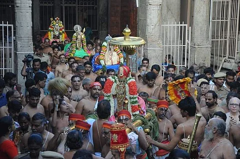 ஸ்ரீரங்கம் அரங்கநாத சுவாமி கோயில் வைகுந்த ஏகாதசி விழாவில் பகல் பத்து ஆறாம் நாளான புதன்கிழமை மூலஸ்தானத்தில் இருந்து  ஸ்ரீ நம்பெருமாள் எழுந்தருளியனார்.