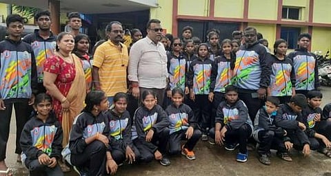 கும்பகோணம் ரயில் நிலையத்திலிருந்து ஜம்மு காஷ்மீருக்கு புதன்கிழமை புறப்பட்ட தமிழக உறைவாள் சண்டை வீரா்கள், வீராங்கனைகள்.