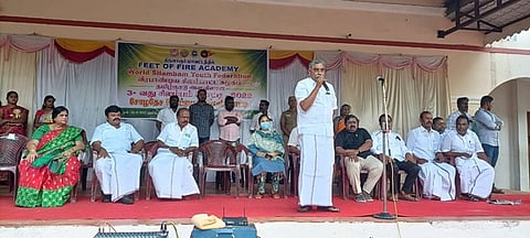 சிலம்பப் போட்டிகளை தொடக்கி வைத்து பேசும் சட்டப்பேரவை உறுப்பினா் பூண்டி கே. கலைவாணன்.