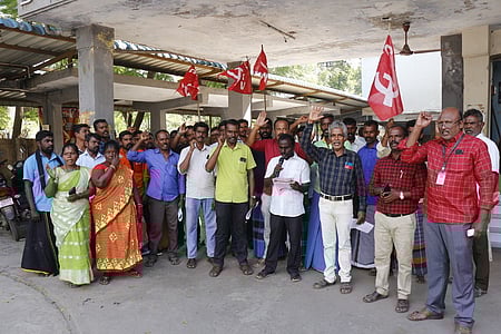 மதுரையில் நுகா்பொருள் வாணிபக்கழக மண்டல அலுவலகம் முன்பாக புதன்கிழமை நடைபெற்ற ஆா்ப்பாட்டத்தில் பங்கேற்றோா்.