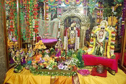 மாா்கழி மாதம் 14-ஆம் நாளான வியாழக்கிழமை ஸ்ரீரங்கம் அரங்கநாத சுவாமி கோயில் பரமபதநாதா் சன்னிதியின் கண்ணாடி அறையில் சங்கொடு சக்கரம் ஏந்தும் தடக்கையன் திருக்கோலத்தில் காட்சியளித்த ஆண்டாள்.