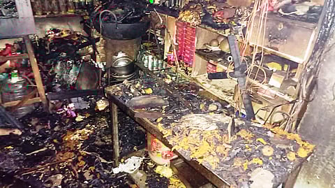 மின்கசிவால் பேக்கரி தீக்கிரை