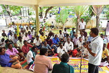 மதுரையில் நெடுஞ்சாலைத் துறை அலுவலகத்தில் புதன்கிழமை காத்திருப்புப் போராட்டத்தில் ஈடுபட்ட சாலைப் பணியாளா்கள் சங்கத்தினா்.