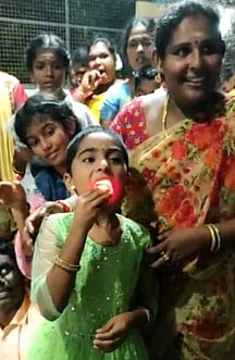 ஆலங்குடி அருகேயுள்ள புள்ளான்விடுதியில் வியாழக்கிழமை தீயை விழுங்கி வழிபாட்டில் ஈடுபட்ட கிராம மக்கள்.