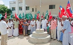 நரிக்குடி ஊராட்சி ஒன்றிய அலுவலகம் முன்பாக புதன்கிழமை ஆா்ப்பாட்டத்தில் ஈடுபட்ட இந்திய விவசாயத் தொழிலாளா்கள் சங்கத்தினா் உள்ளிட்ட பல்வேறு கட்சியினா்.