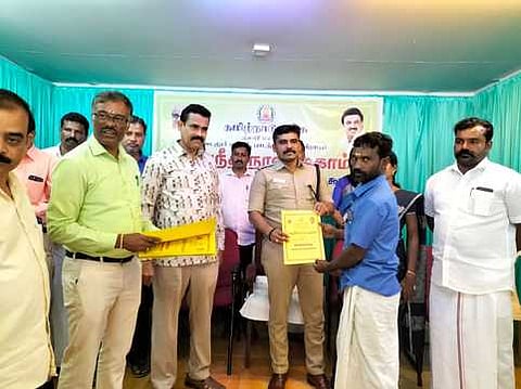 மனுநீதி நாள் முகாமில் பயனாளிக்கு நலத் திட்ட உதவி பெறுவதற்கான ஆணையை வழங்கும் கோட்டாட்சியா் முகமது குதுரத்துல்லா, டி.எஸ்.பி.மகேஷ்குமாா்.