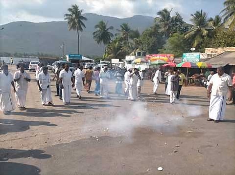 பூலாம்பட்டி பகுதியில் கொண்டாட்டத்தில் ஈடுபட்ட கரும்பு விவசாயிகள்.