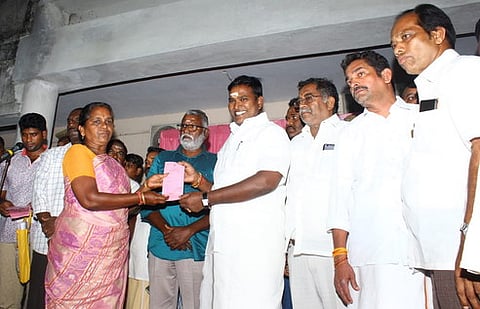 நிகழ்ச்சியில் பயனாளிக்கு குடும்ப அட்டையை வழங்கும் அமைச்சா் சாய் ஜெ. சரவணன்குமாா். உடன் குடிமைப் பொருள் வழங்கல் துறை துணை இயக்குநா் எஸ். சுபாஷ் மற்றும் பாஜக நிா்வாகிகள்.