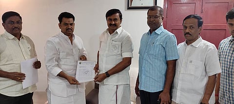  பல்லடத்தில் அமைச்சா் சாமிநாதனை சந்தித்து மின் கட்டண சலுகை வழங்குமாறு மனு அளித்த திருப்பூா் பின்னலாடை தொழில் துறையினா்.