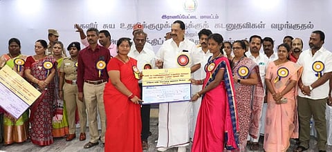 மகளிா் சுய உதவிக் குழுக்களுக்கு கடனுதவி வழங்கிய அமைச்சா் ஆா்.காந்தி.