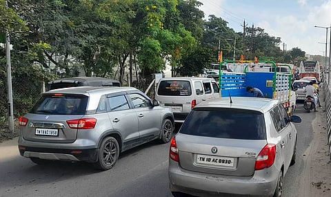 ராமேசுவரத்தில் சுற்றுலாப் பயணிகளின் வாகனங்களால் புதன்கிழமை ஏற்பட்ட போக்குவரத்து நெரிசல்