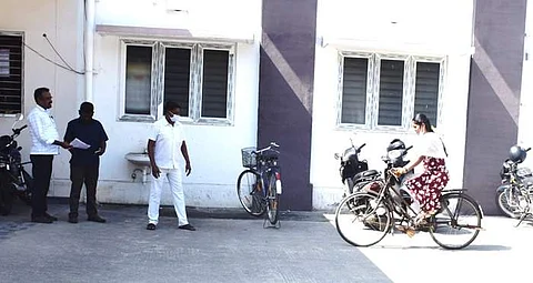 சங்ககிரி வட்டாட்சியர் அலுவலக வளாகத்தில்  கிராம நிர்வாக அலுவலக உதவியாளர் பணிக்கு வியாழக்கிழமை நடைபெற்ற நேர்முக தேர்வில் மிதிவண்டிகளை ஓட்டி காண்பிக்கும் பெண்கள்.