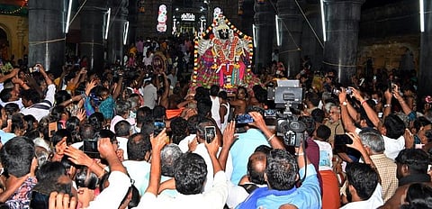 கும்பகோணம் அருகே நாச்சியாா்கோவில் சீனிவாச பெருமாள் கோயிலில் வியாழக்கிழமை நடைபெற்ற கல்கருட சேவை.
