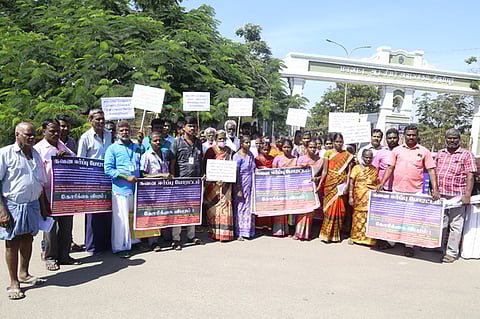 போராட்டத்தில்  ஈடுபட்ட  இலுப்பநகரம்   ஊராட்சிக்கு  உள்பட்ட  பொதுமக்கள்.