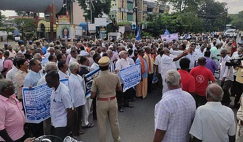 விழுப்புரத்தில் ஓய்வுபெற்ற போக்குவரத்து ஊழியர்கள் மறியல்