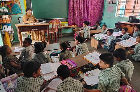 மாணவர்களுடன் ஆசிரியை செல்வகுமாரி.