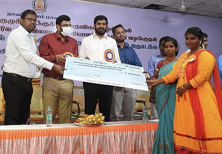 நாகை இஜிஎஸ் பிள்ளை கல்லூரியில் நடைபெற்ற நலத்திட்ட உதவிகள் வழங்கும் நிகழ்ச்சியில், மகளிா் சுயஉதவிக் குழுக்களுக்கு கடனுதவி வழங்கும் ஆட்சியா் அ. அருண் தம்புராஜ், சட்டப்பேரவை உறுப்பினா் ஜெ. முகம்மது ஷா நவ